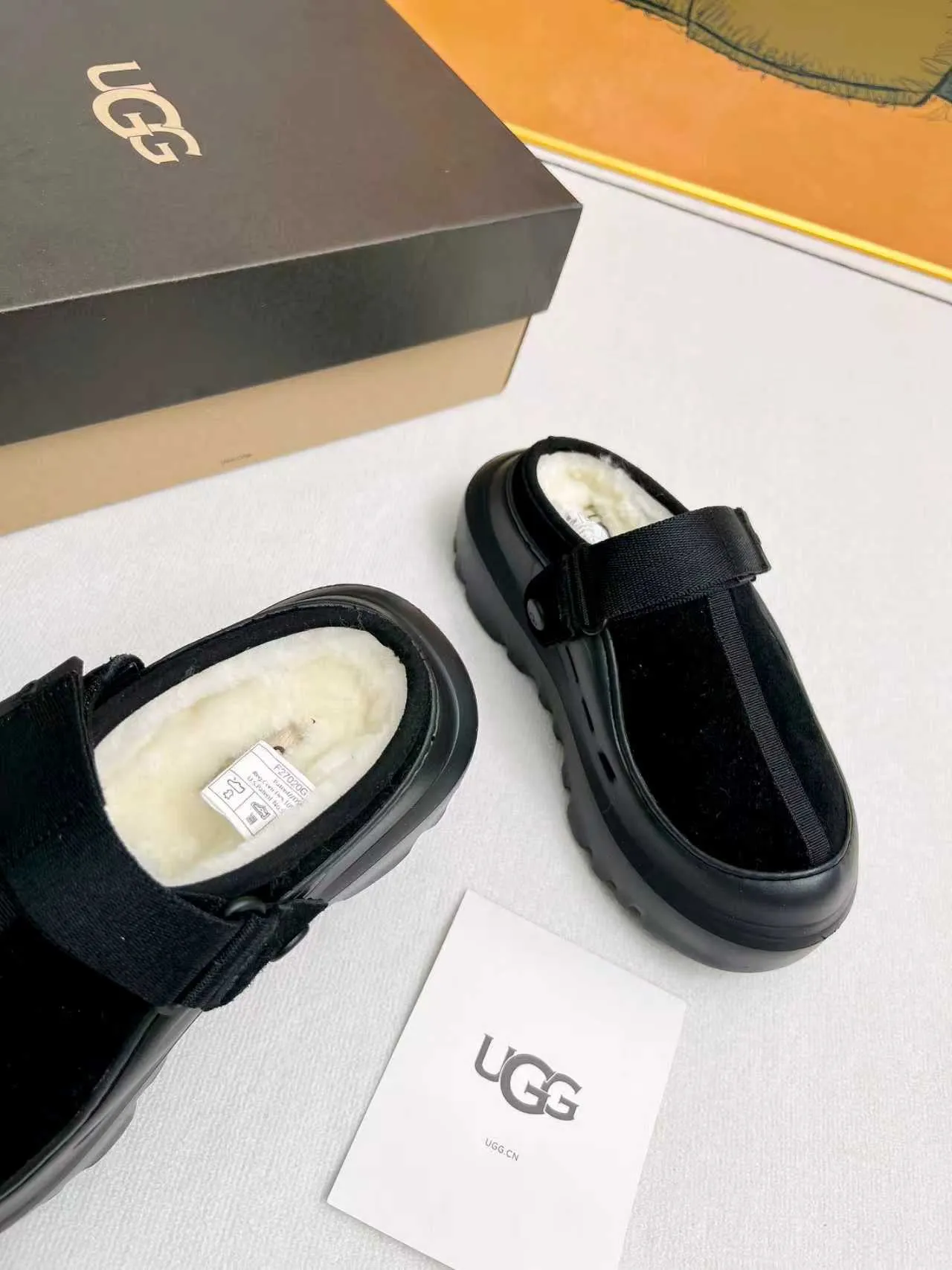 p500🐮🐮 (same style for men and women) UGG 2025 new small potato, half drag and one kick to unlock the relaxed feeling, lightweight and thin sole, always light and fashionable, casually stepping out of the new style, it feels very UGG, classic suede with soft wool lining insole, rubber foam outsole, hot stamped logo ✅Color: bright green, bright yellow, maroon, black ✅Number of codes: 35 to 45 (synchronized with the official website)
